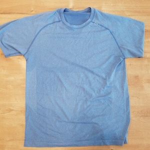 Men's Lululemon metal tech short sleeve shirt.